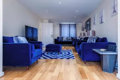 Image de 10 Guests - 5 Bedrooms - Free Parking - Lux House