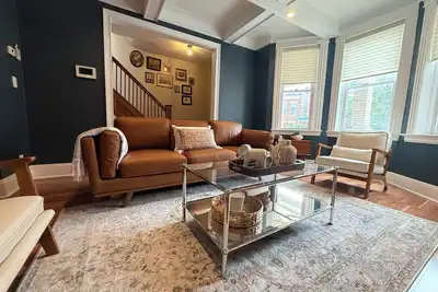 Image de Renovated Townhouse w/ Private Pool - 15 mins from Manhattan.