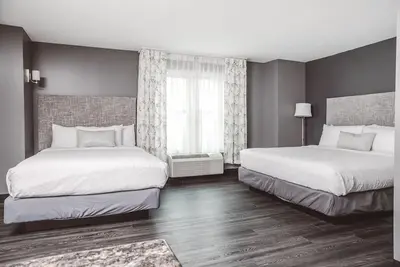 Image de Comfortable, Pet-Friendly Stay w/ Firepits, Gym & Garden Pergolas l Four Rooms