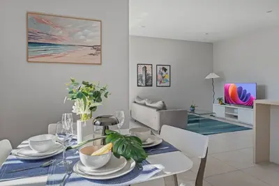 Image de 2br Apartment w/ Balcony Near Food Shop & Transit