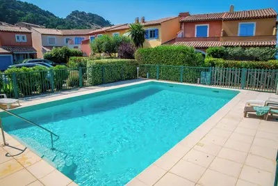 Image de Lou Paradou • Village, piscine et stationnement