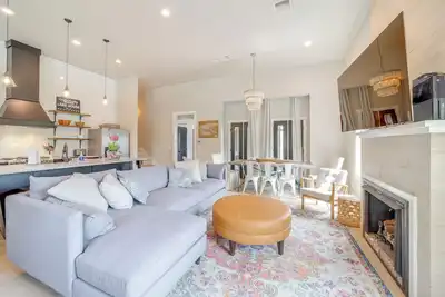 Image de Walk to Lake: Home w/ Community Perks in Canadian!