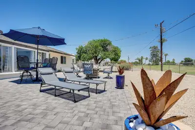 Image de 5 Mi to State Farm Stadium: Sun City Retreat