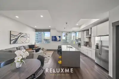 Image de Reluxme | Uptown Lux High Rise Next to Stadiums🌇