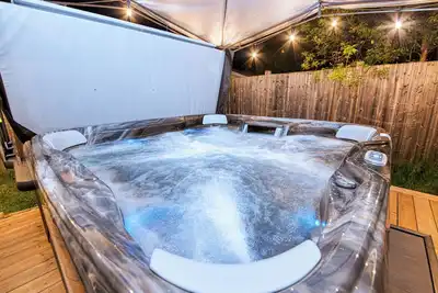 Image de L'Ancienne Indigo-Vintage Stay •Hot Tub•5Min To Falls & Luxury Experience