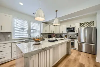 Image de Luxury in Midtown, Minutes to Mercedes-Benz Stadium, Food and Drinks & $150 in activities included!