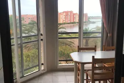Image de Ideal pour un séjour en famille avec espace verdoyant lac, piscine et mer