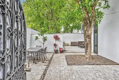 Image de Lush 2br Tropical Escape in Vibrant Coconut Grove