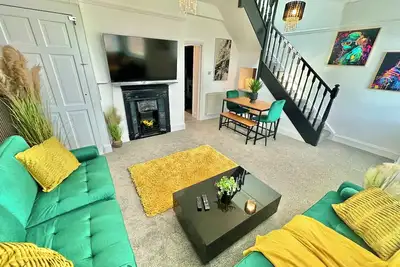 Image de Modern Three Bed Gem Near Beach - Sleeps 6 - Steam Shower - Fast WiFi - Garden