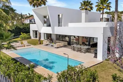 Image de Luxury villa : Gymnasium : Heated swimming pool : Movie theater