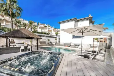 Image de Villa Banus | 8 minutes from the port and the beach