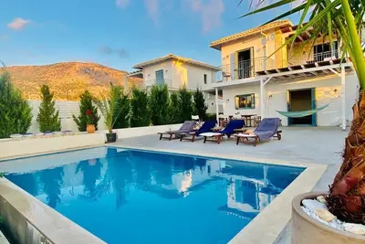 Villa Etoni, stunning sea views, infinity pool and privacy