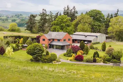 Image de Stunning modern farmhouse retreat perched on a private hilltop in North Wales