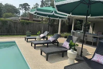 Image de Savannah Retreat with Pool|Golf|Hot tub|Pet+|Sleeps 14