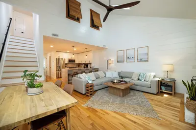 Image de Luxury Townhouse near shopping & 2 miles to Beach! Pool, Pickleball, & Tennis