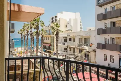 Image de Modern 3-bedroom, 2-bathroom apartment in the heart of Bugibba, just 1 minute from the beach. Features a fully equipped kitchen, fast Wi-Fi, A/C in all rooms, Smart Tv, and all essentials including towels, linen, washer, dryer, and coffee machine!
