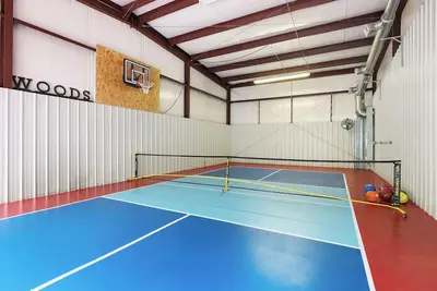 Image de Log cabin-hot tub, game garage, indoor pickleball