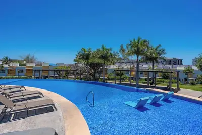 Image de Rooftop Oasis w/ Beautiful Views, Garden Courtyard + Walk to Beach & Pools