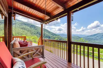 Image de Breathtaking Smoky Mountain Views-Hot Tub-Porch Swing-Refined Rustic Retreat