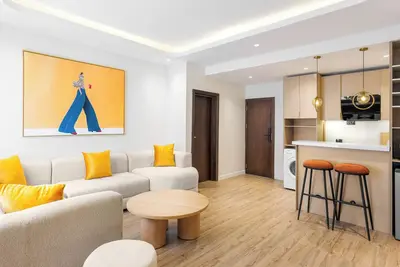 Image de 103: Premium 1br Apartment – Comfort, Charm & Modern Amenities (Warm Theme)