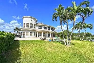 Image de Sandman`s Haven - A Florida Gentleman Opens His Paradise Retreat