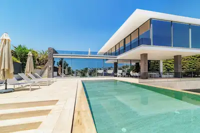 Image de Luxury 5-bedroom villa in pleasant Marbella with pool, Ac, cinema room