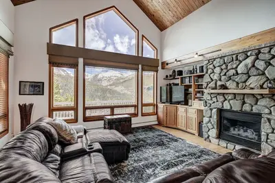 Image de Cozy 2 Bdr + Loft w/Mtn Views & Foosball!