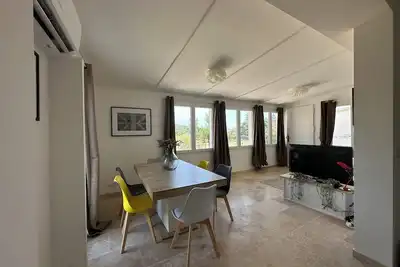 Image de Maison avec piscine dans un écrin de verdure à cinq min des plages vue dégagée