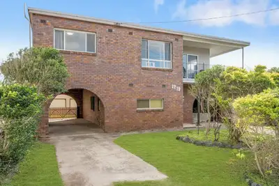 Image de 3 Bedroom home directly across from beach access.