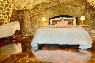 Image de Refuge romantique dans la roche - Spa privatif et panorama exceptionnel