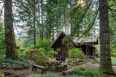Image de Hot Tubs • Retro Airstreams • Log Cabin Compound