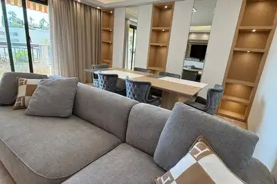 Image de Elegant & Central Luxury Apartment with Balcony & Parking