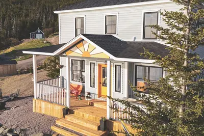 Image de Luxuriously charming 2-bedroom home with private beach, wharf & stage