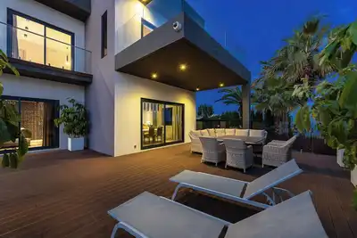 Image de Luxury Villa Near Marbella: Heated Pool, Sauna, 5min Walk to Beach