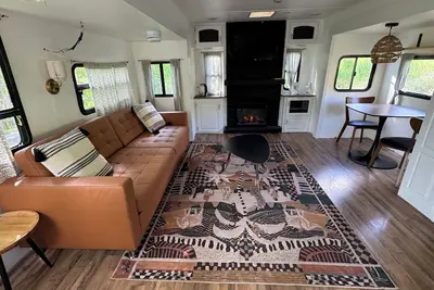 Image de Creekside Magic in Luxury Rv on Working Farm