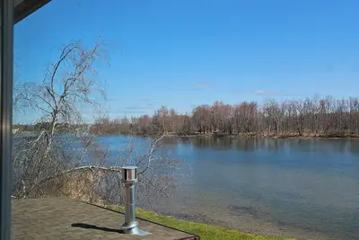 Image de 3-bedroom 2-bathroom waterfront house in charming Sault Ste. Marie.