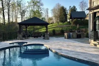 Image de Lake Norman Luxury 6 br House Pool, Hot tub, Outdoor Oasis. Pets ok!