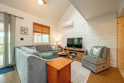 Image de New! Bruno's Nook: Lake Area, Hot Tub, A/C, Fire Pit!