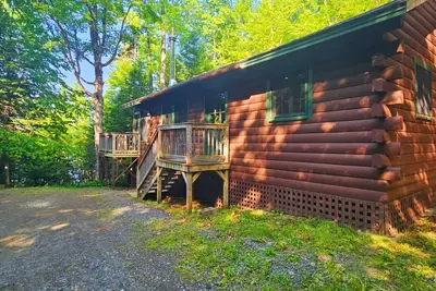 Image de Maine Northwoods Log Cabin (Lambertson)
