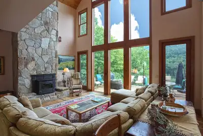 Image de Mountain view home with expansive deck, pellet stove, hot tub and outdoor shower