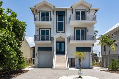 Image de Immaculate home w/ in ground outdoor pool, breezy private balcony, & pool table