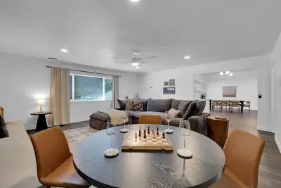 Image de Cozy Home with Big Yard, Games, Fire Pit, Dogs Ok