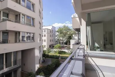 Image de Studio with Balcony in the Centre