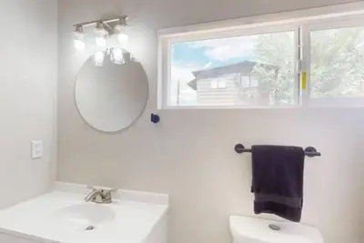 Image de Trendy Downtown Remodel Home 2/2 w/King Beds & W/D