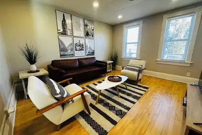 Image de 3br Bayview Oasis! Park, Deck, 5 min drive to Lake