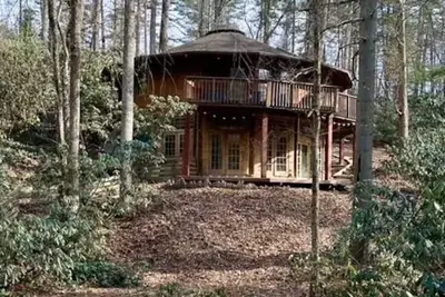 Image de Roundhouse in the trees, deck, grill, fireplace, creek, dog Friendly, game room