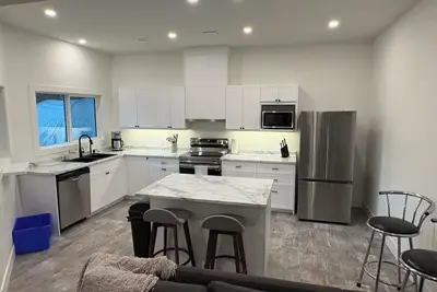 Image de Okanagan Lake Retreat • Near Beach, Dock & Wineries • Stylish & Cozy