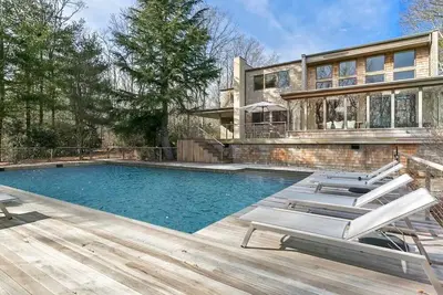 Image de Mid-Century Dream Estate, extensive and elevated decking, multiple outdoor. . .