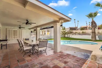 Image de Spacious 4-bedroom house perched on a hill with stunning desert views!