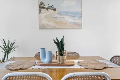 Image de Mariner on Pacific, perfectly capturing the beachfront of Alexandra Headland